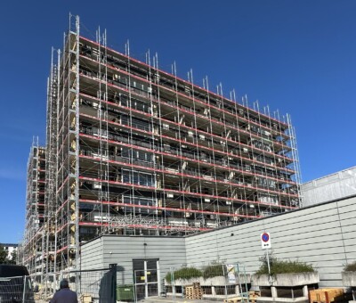 Mehrstoeckiges Gebaeude vollstaendig in Baugeruest gehuellt