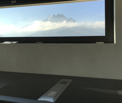 Langes horizontales Fenster mit Bergblick in dunklem Rahmen